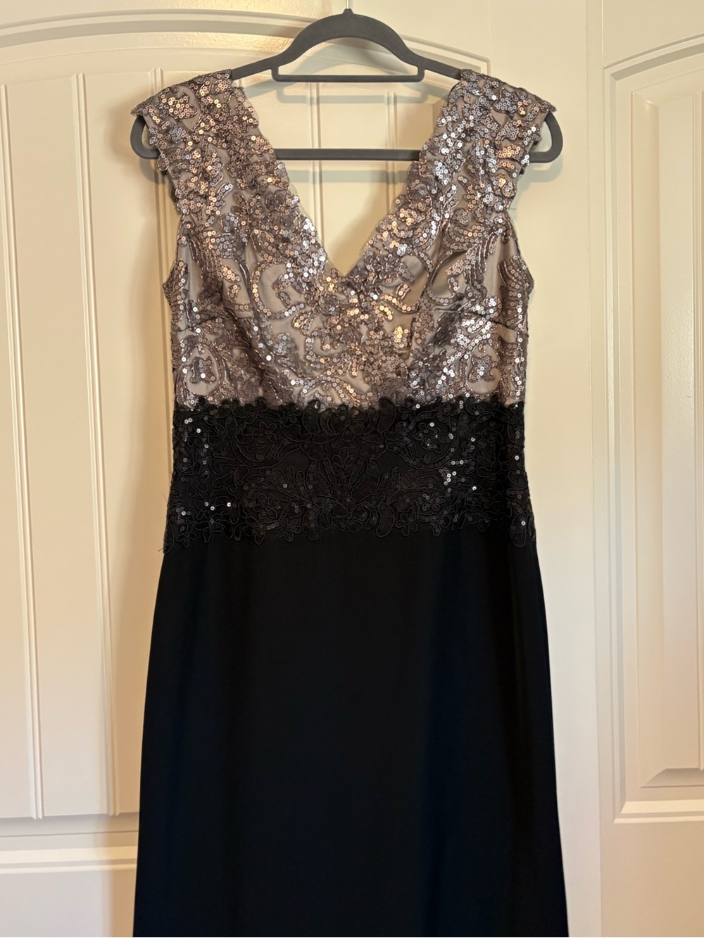 TADASHI SHOJI Pearl Grey Black Two-Tone Sequin Lace Bodice Maxi Gown Dress sz 8 - Picture 3 of 13